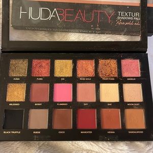 HudaBeauty eyeshadow palette Rose Gold Edition